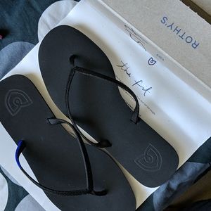 SOLD OUT ONLINE💖 BRAND NEW! Rothy's Black Flip Flop Size 7 NEVER WORN!